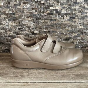 SAS Size 7.5 S Beige Walking Shoes Leather Women